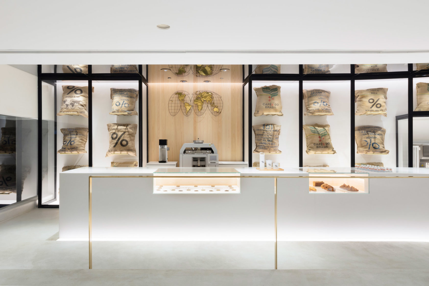 像艺术品般陈列的咖啡豆,暗示了品质的保证.